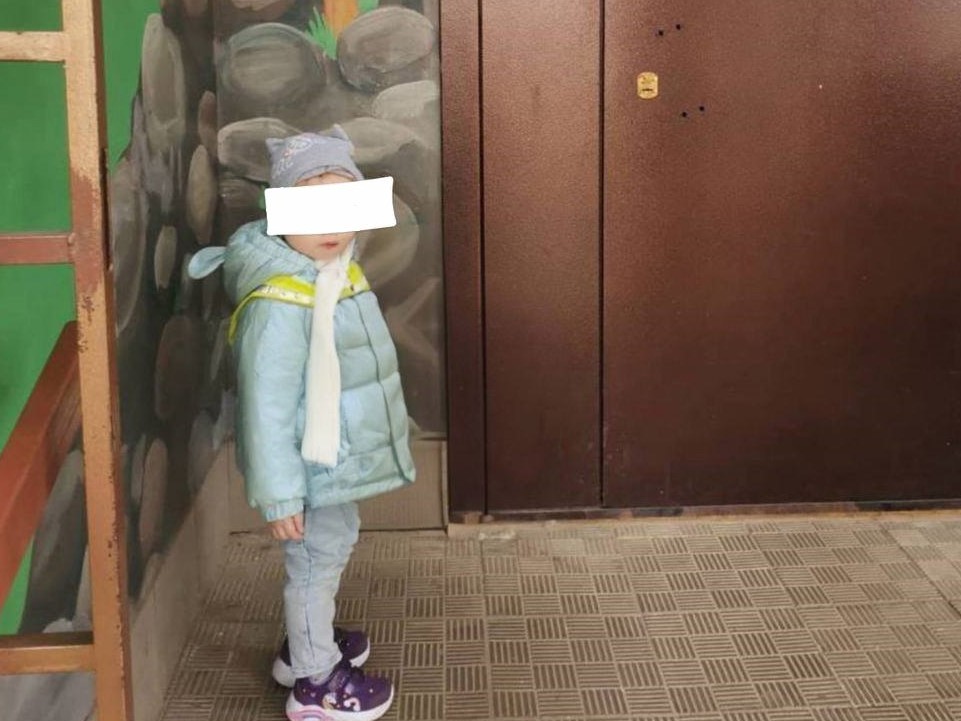Ребенок на прогулке: жительницу Балашихи, разместившую пост о забытом ребенке, обвинили во лжи