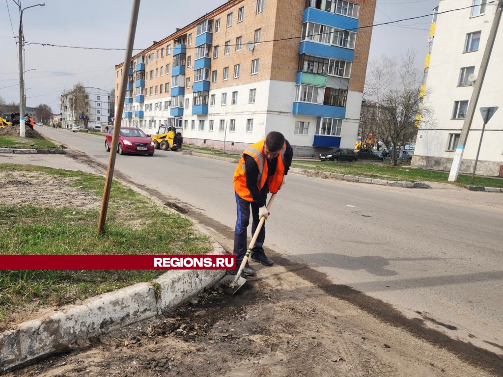 На дорогах Шатуры убирают песок с автодорог после зимы | REGIONS.RU / Шатура