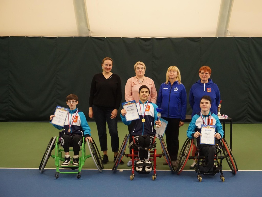 Вперед к победе: воспитанники семейного центра «Дмитровский» стали призерами по теннису на колясках
