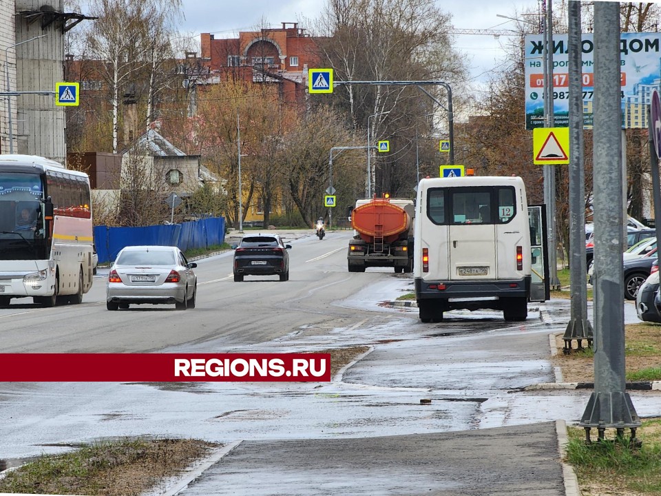 Поливальная машина навела порядок на проспекте Боголюбова в Дубне