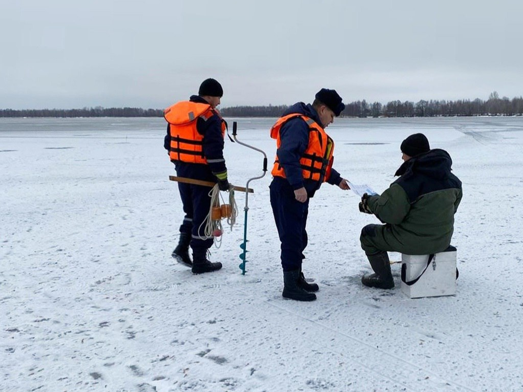 Спасатели провели профилактические беседы с любителями подледного лова