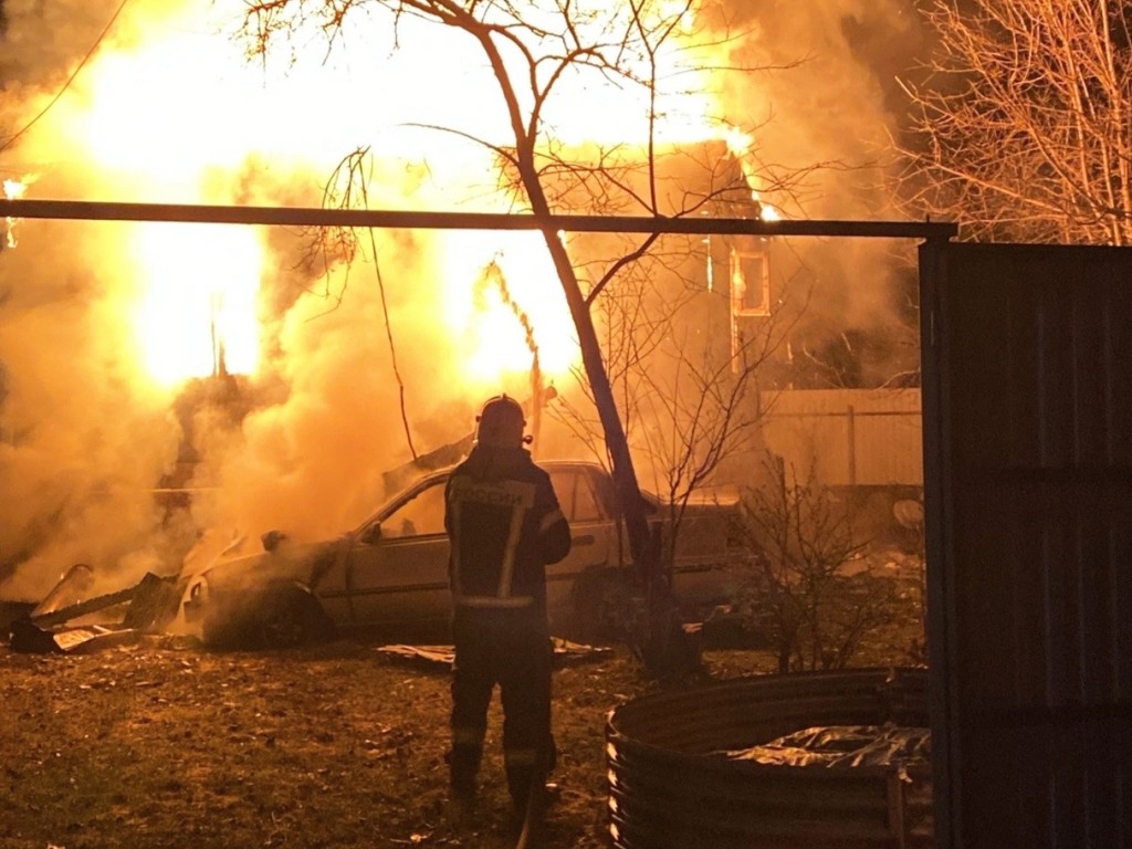 Пожар в одном из поселков Чехова полностью уничтожил дом и автомобиль