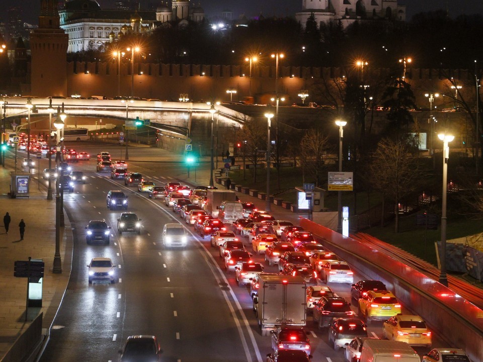 Жителей и гостей Москвы призвали пересесть на городской транспорт