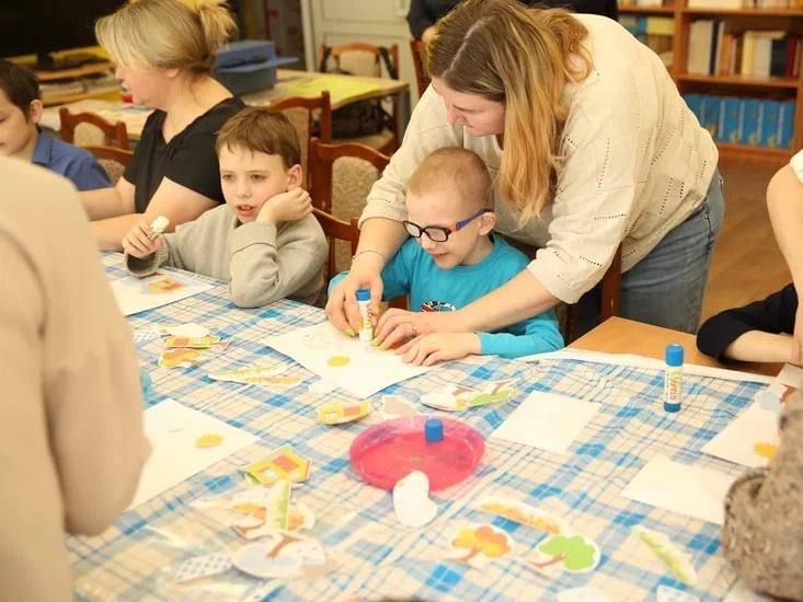 Родителей научили выбирать методики общения с детьми-аутистами в рамках мастер-класса