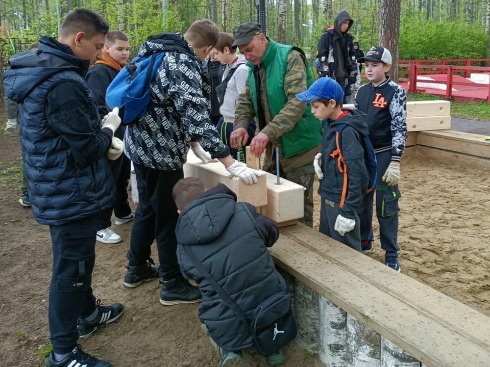 Парк на улице Леснова очистили от мусора