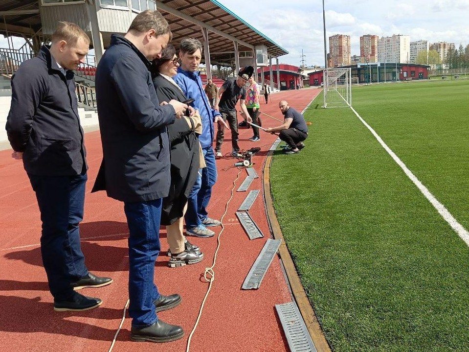 На стадионе «Москвич» откачивают воду насосом