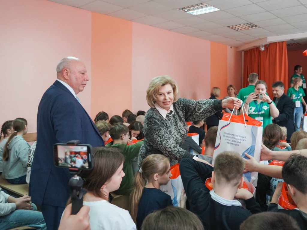 Омбудсмен Татьяна Москалькова навестила детей из Белгорода в Клину и  подарила им книги | REGIONS.RU / Клин