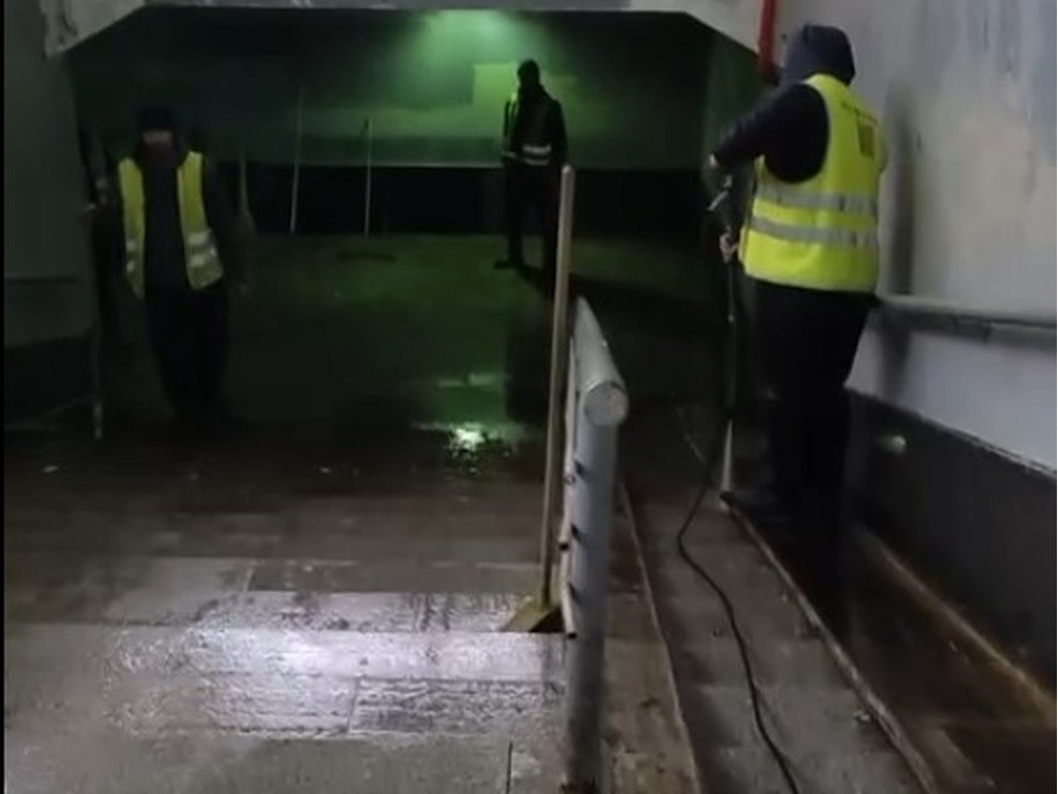 Подземный переход на станции Малаховка после жалоб жителей помыли с шампунем и щеткой
