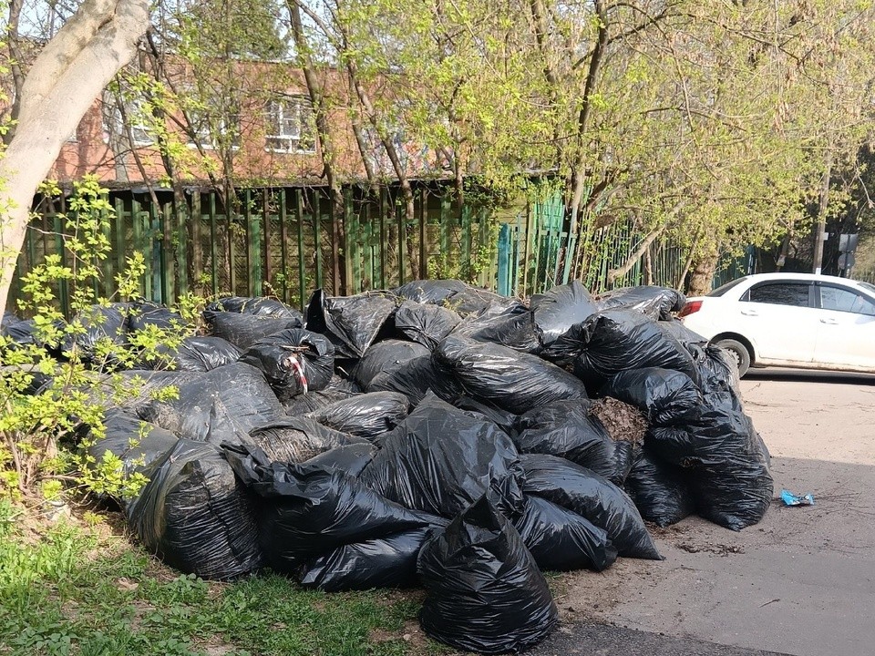 По просьбам жителей на улице Матросова убрали гору мусорных мешков