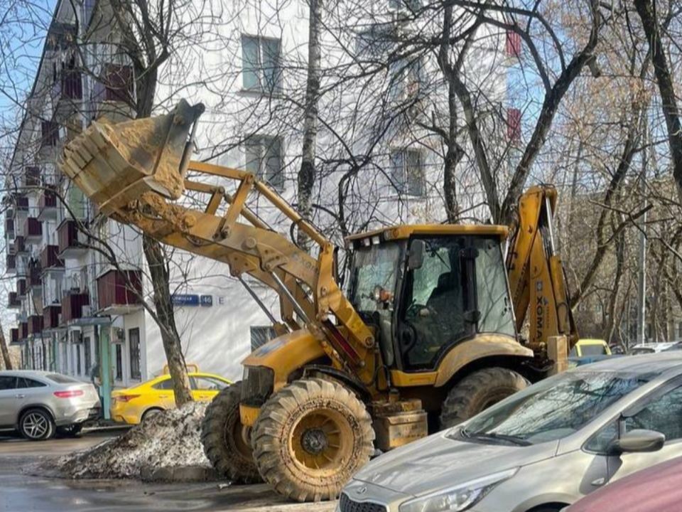 Жильцы многоэтажки в Москве неделю пытаются избавиться от загадочного трактора во дворе