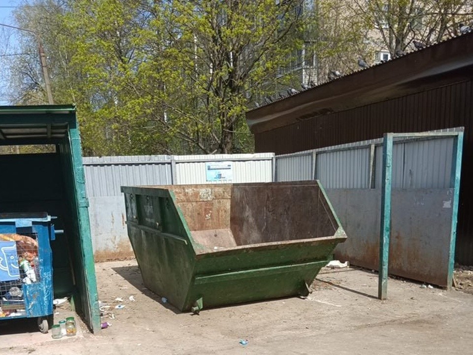Контейнерную площадку на улице Чехова очистили от мусора по просьбам жителей