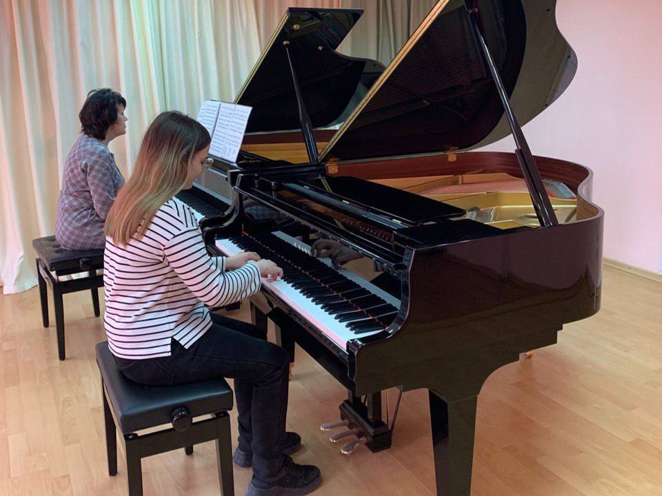 Тринадцать роялей закупили для музыкальной школы за счет бюджетных средств