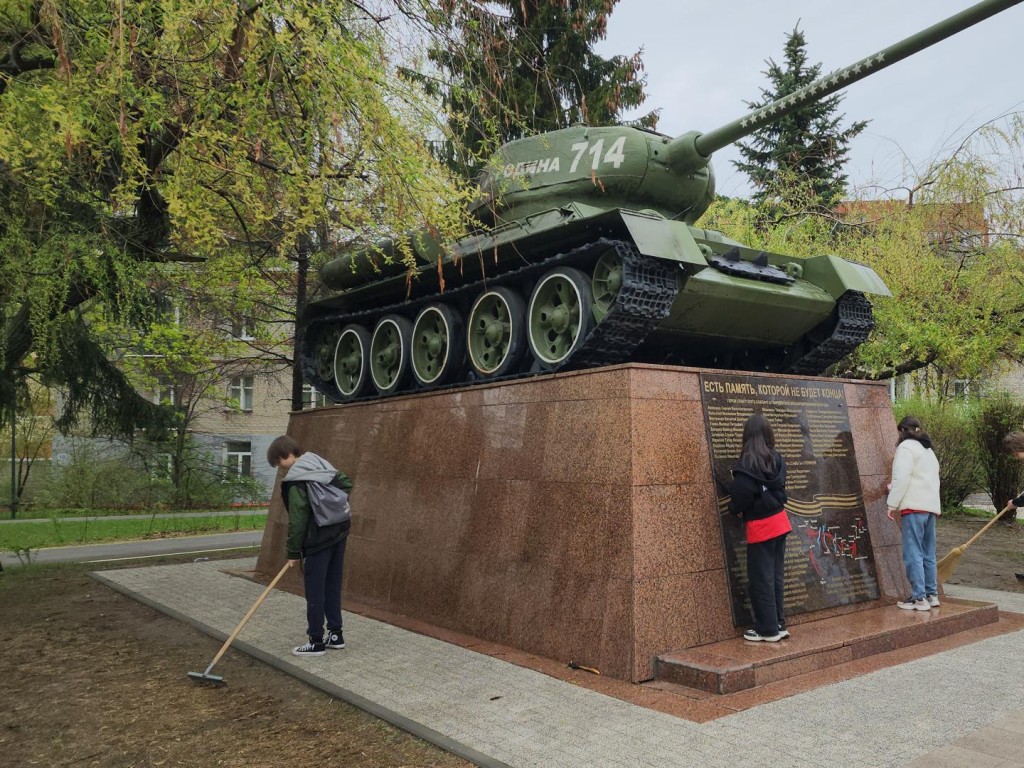 Школьники в «День добрых дел» убрали территорию у мемориала «Танк Родина-мать» в Котельниках