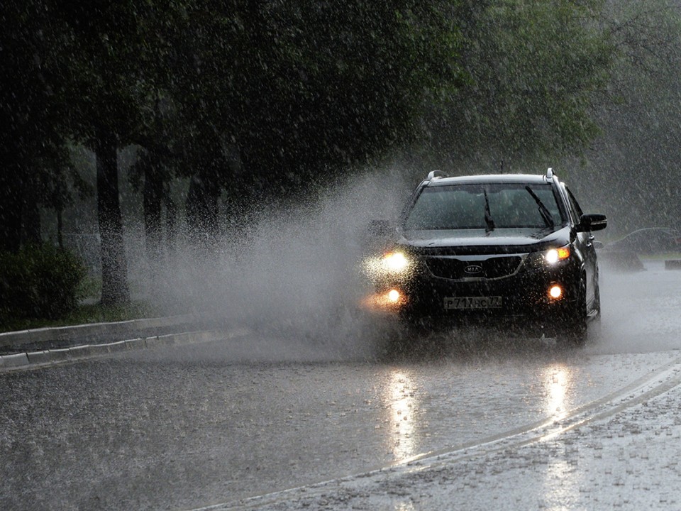 Дожди в Подмосковье: водителям объяснили, как защитить автомобили от влаги