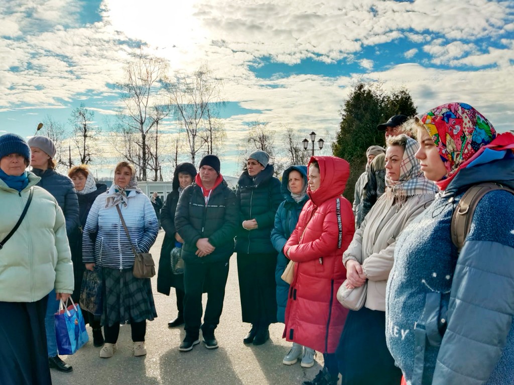 Семьи бойцов СВО и вынужденные переселенцы отправились в паломническую поездку, чтобы обрести душевное равновесие