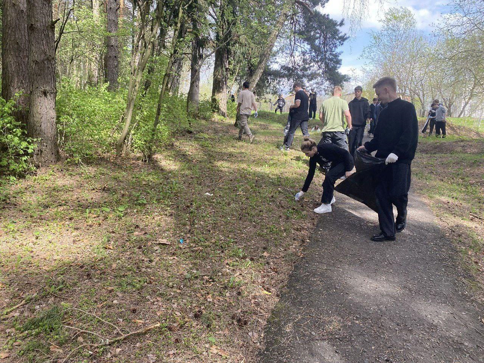 Чеховские студенты навели порядок в лесопарковой зоне села Новый Быт