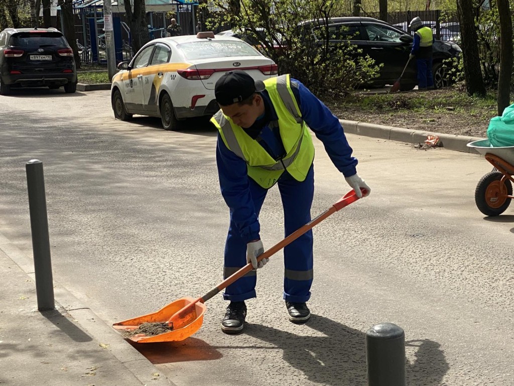 В Видном продолжаются работы по уборке дворов