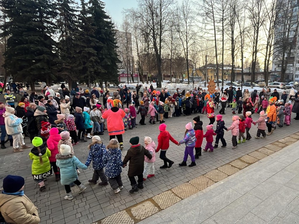 Много танцевали и пели: широкую Масленицу встретили хороводом дети Балашихи  | REGIONS.RU / Балашиха