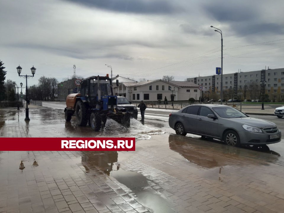 Коммунальщики Лотошино устроили холодный душ дорогам и площадям поселка
