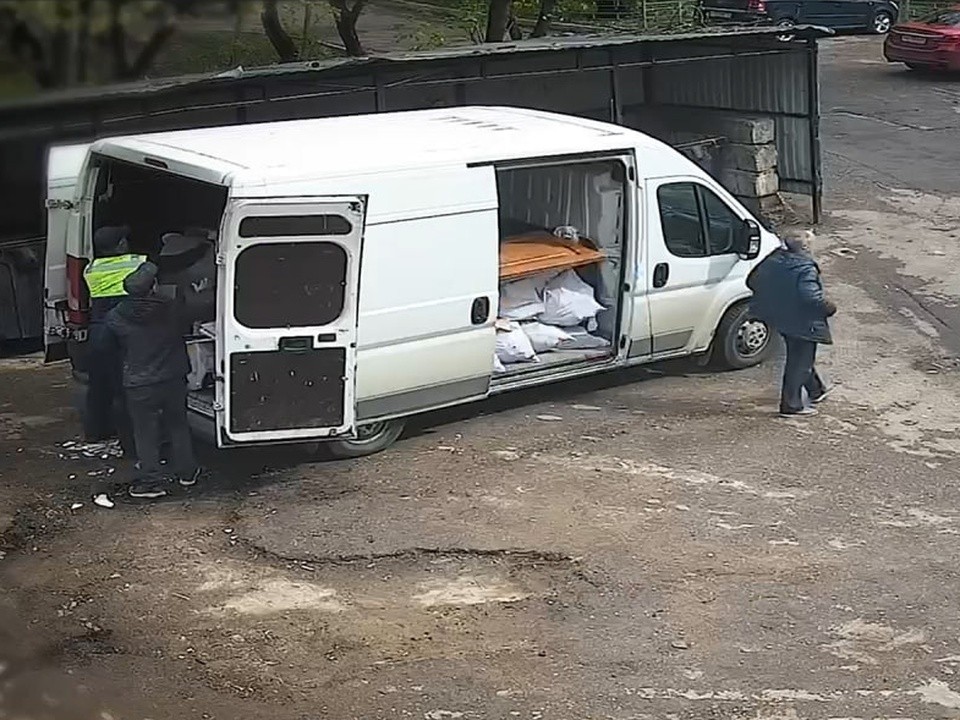 В Красногорске на видео попали нарушители, незаконно сбросившие мусор на контейнерной площадке