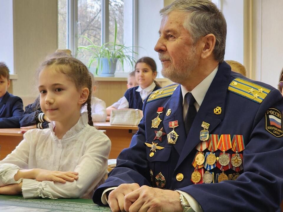 О службе длинною в 30 лет: полковник ВВС встретился со школьниками Дзержинского