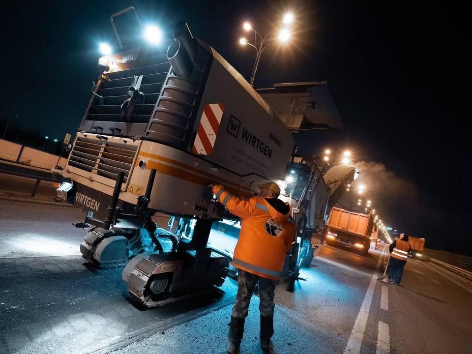Дорожные рабочие ремонтируют Волковское шоссе по ночам