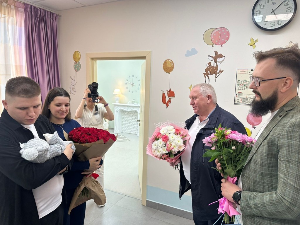 Семью участника специальной военной операции поздравили с рождением ...