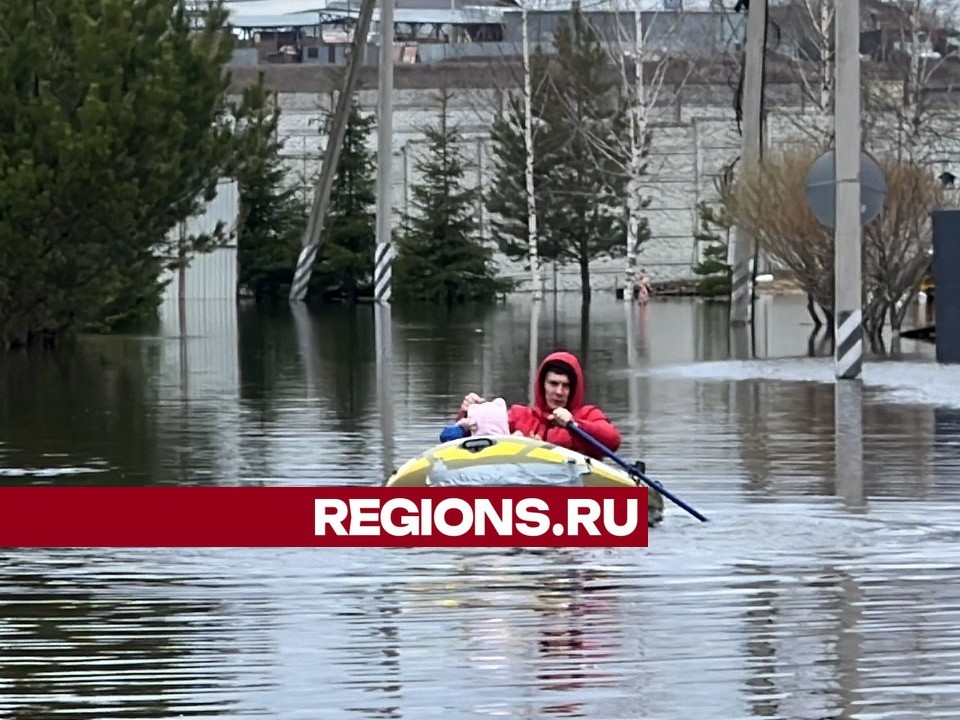 Вынуждены передвигаться на лодках: жители коттеджного поселка «Маленькая Шотландия» рассказали, как справляются с подтоплением