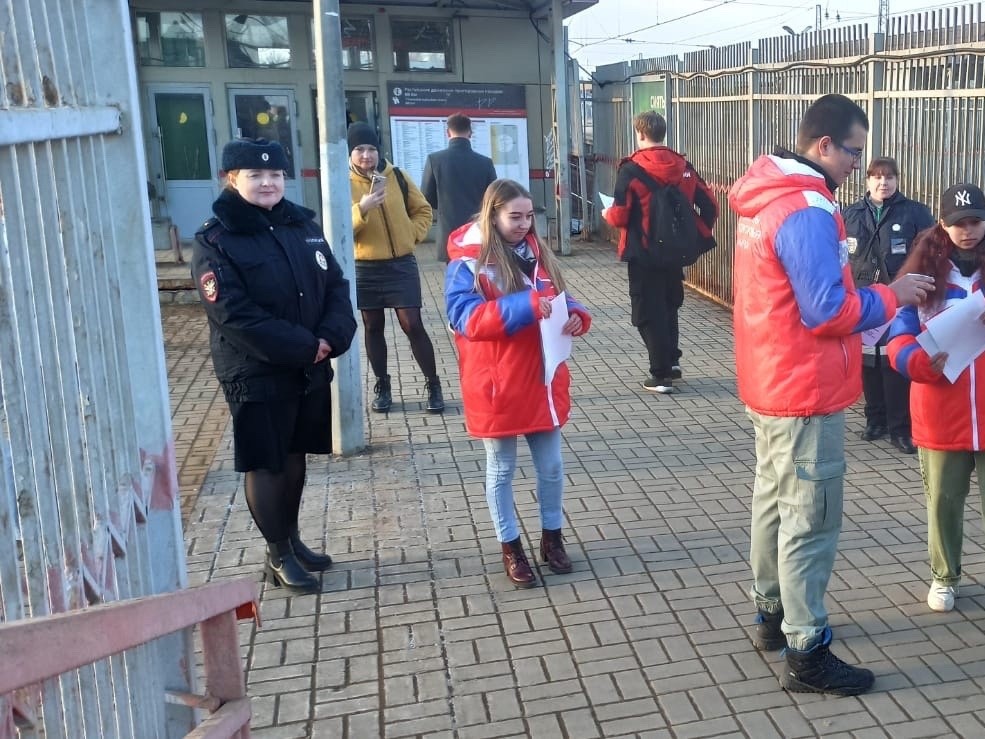 Волонтеры встречают пассажиров электричек в Воскресенске