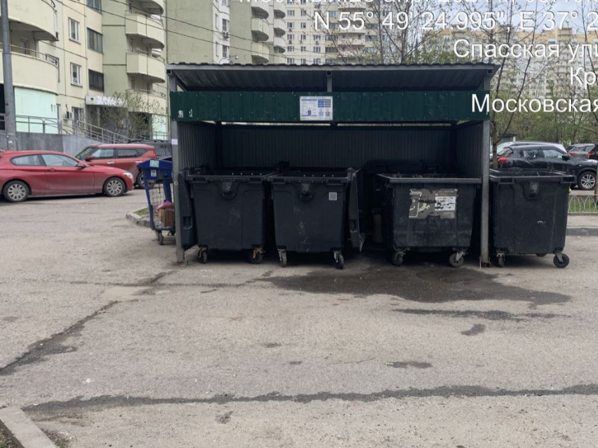 Гору мусора вывезли с контейнерной площадки в Павшинской пойме