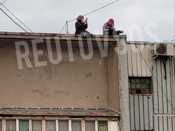 Покорители вершин: юные экстремалы на крыше жилой многоэтажки напугали реутовчан