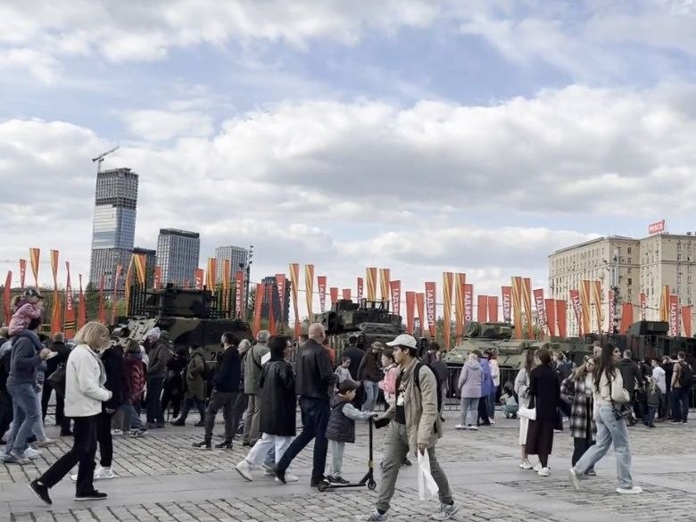 Москвичи и гости столицы пришли на Поклонную гору полюбоваться трофейными танками Leopard и БМП Bradley