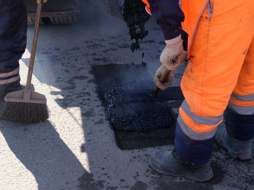 На региональных дорогах Воскресенска устранили дефекты дорожного покрытия