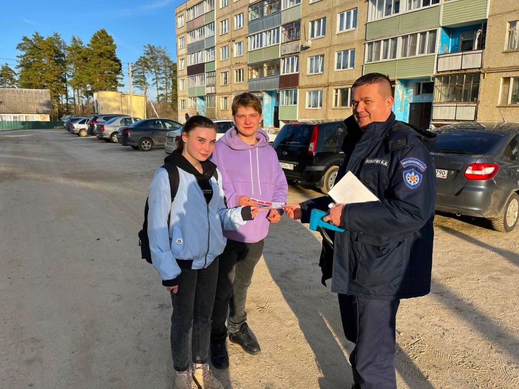 Пожарные рекомендуют жителям не сжигать мусор и траву на участках, а собирать в пакеты