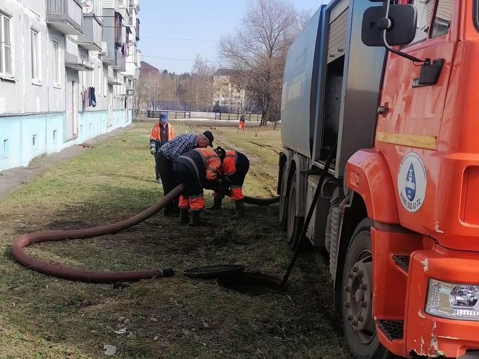 Специалисты водоканала промыли канализационные сети в Новом городке