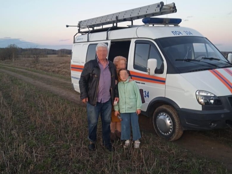 Спасатели помогли семье из Серпухова выбраться из глухого леса