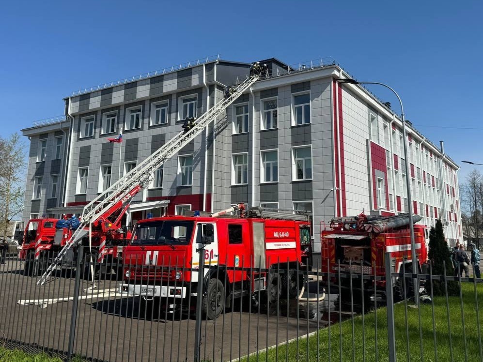 В школе поселка Гидроузел в Можайском округе загорелась крыша: детей и педагогов эвакуировали