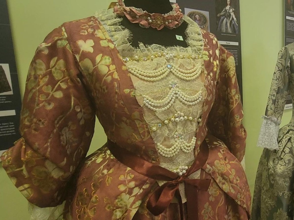 Эволюцию женской моды можно увидеть в коломенской усадьбе Лажечниковых