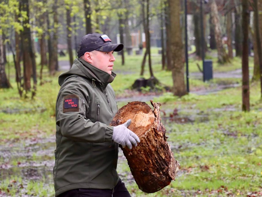 На пользу городу: инспекторы ГУСТ присоединились к общеобластному субботнику в парке имени Островского
