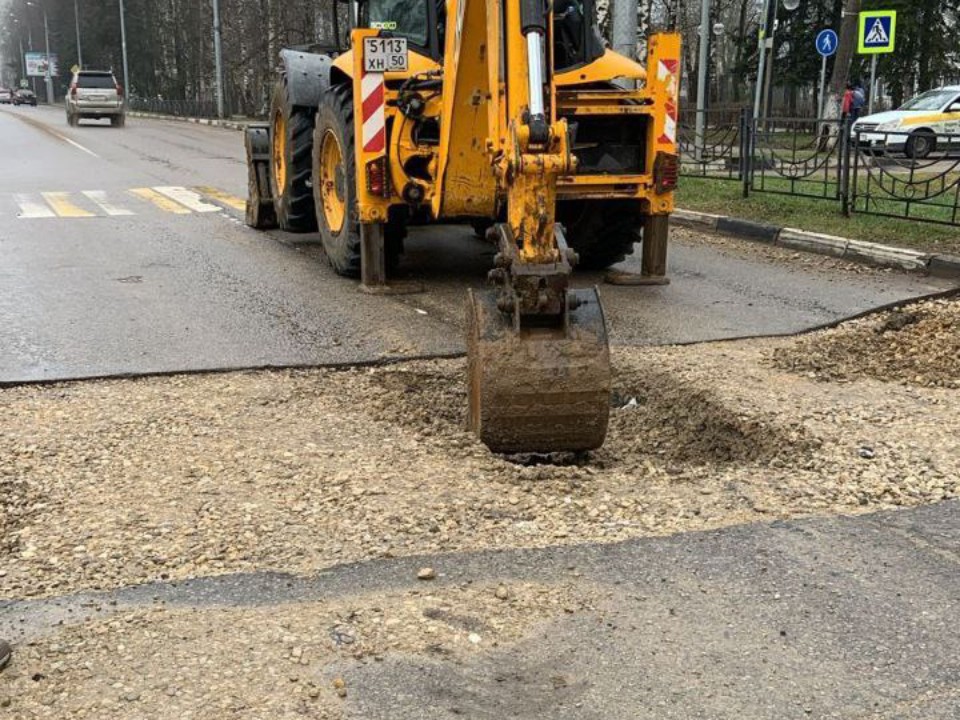 На Бородинском проезде в Клину починили провалившуюся дорогу
