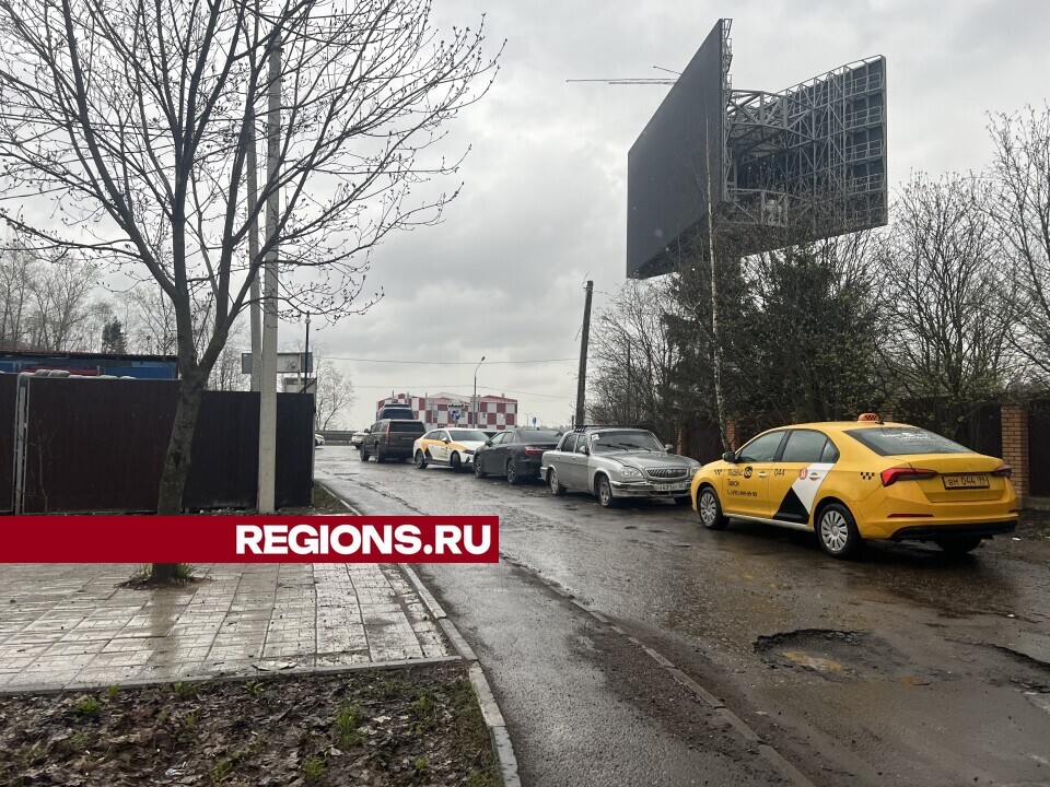 В Исаково ограничат движение таксистов, которые бросают свои автомобили на въезде в деревню