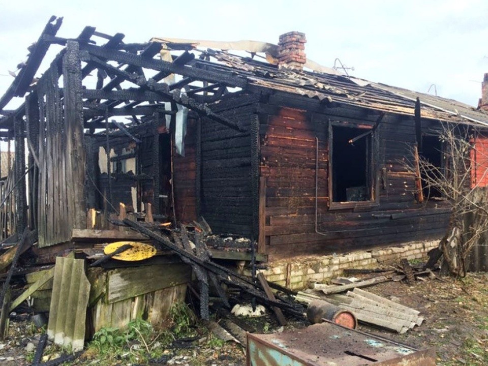На улице Советской дотла сгорел дом: есть пострадавший