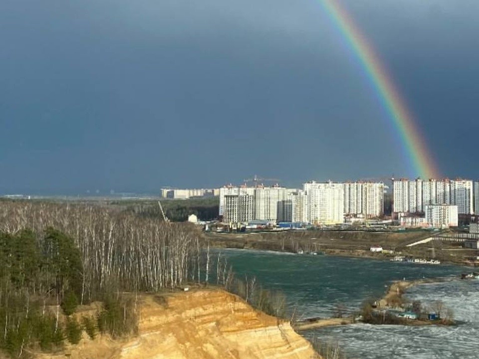После дождя над Дзержинским карьером показалась двойная радуга