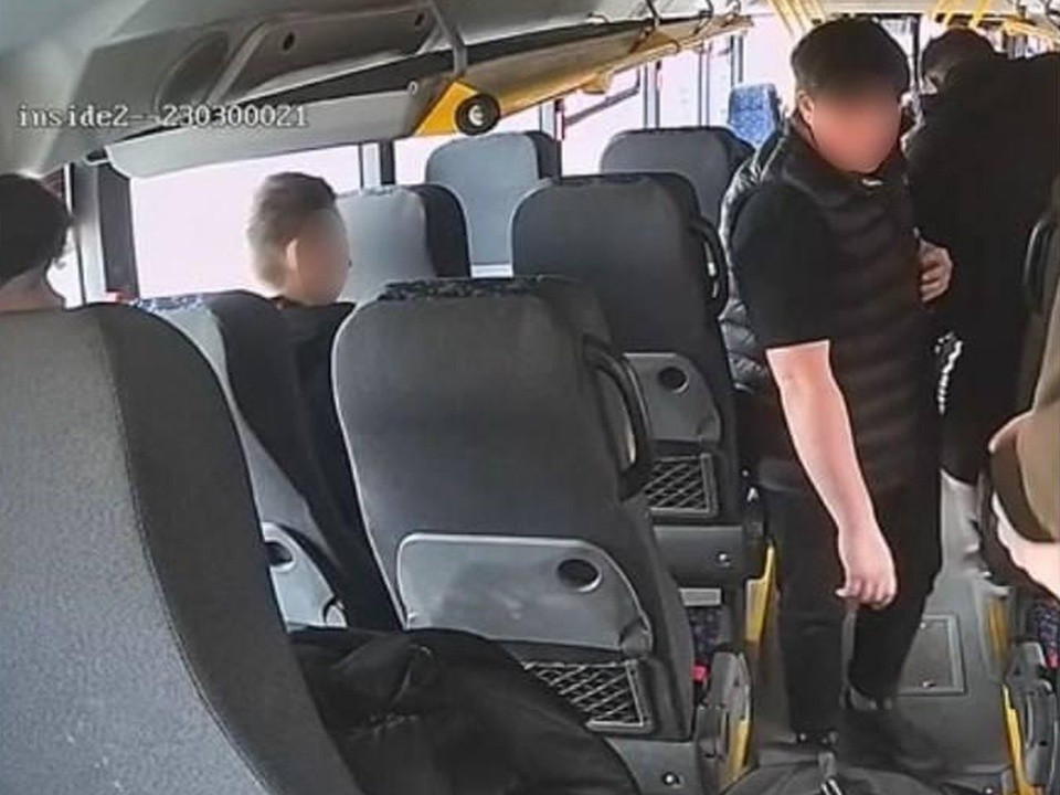 Виновного в порче пассажирских сидений в коломенском автобусе установили по камерам видеонаблюдения