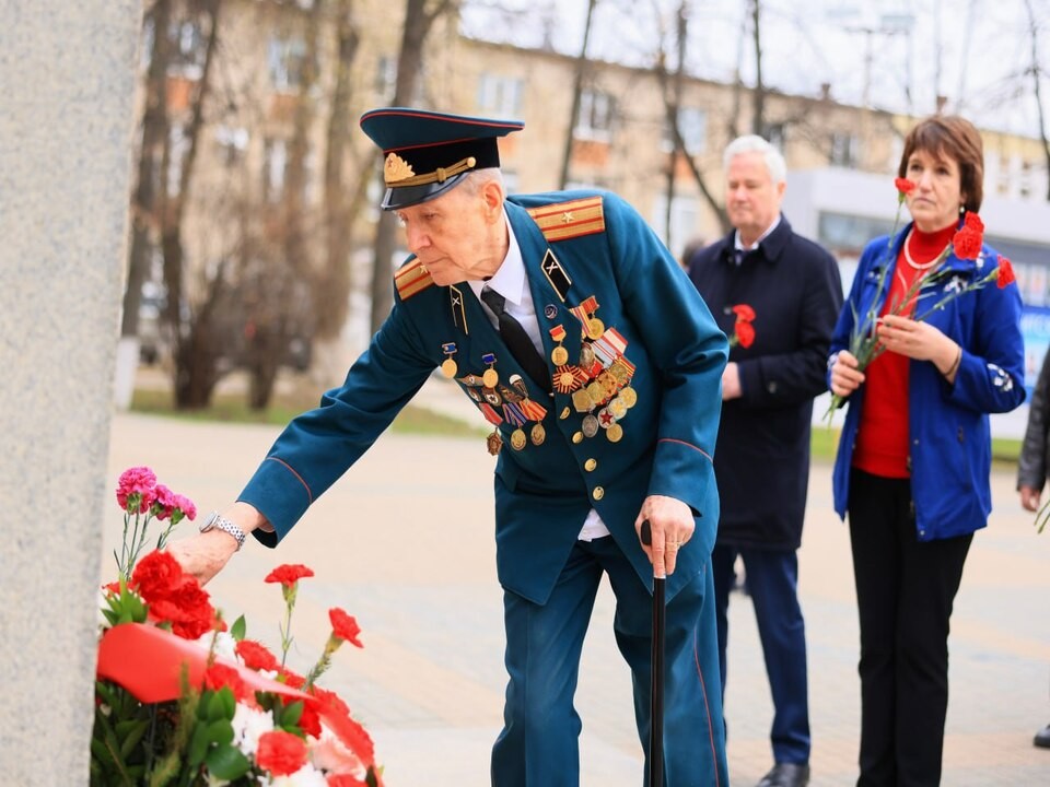 День космонавтики в Королеве начался с общего возложения цветов