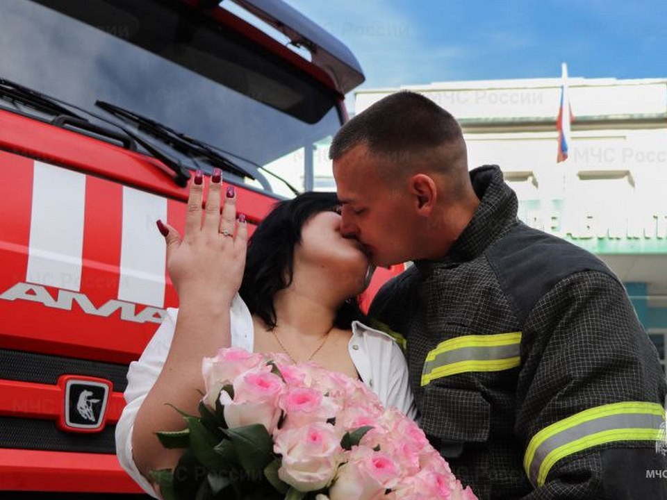 Московский пожарный сделал предложение своей возлюбленной с высоты третьего этажа