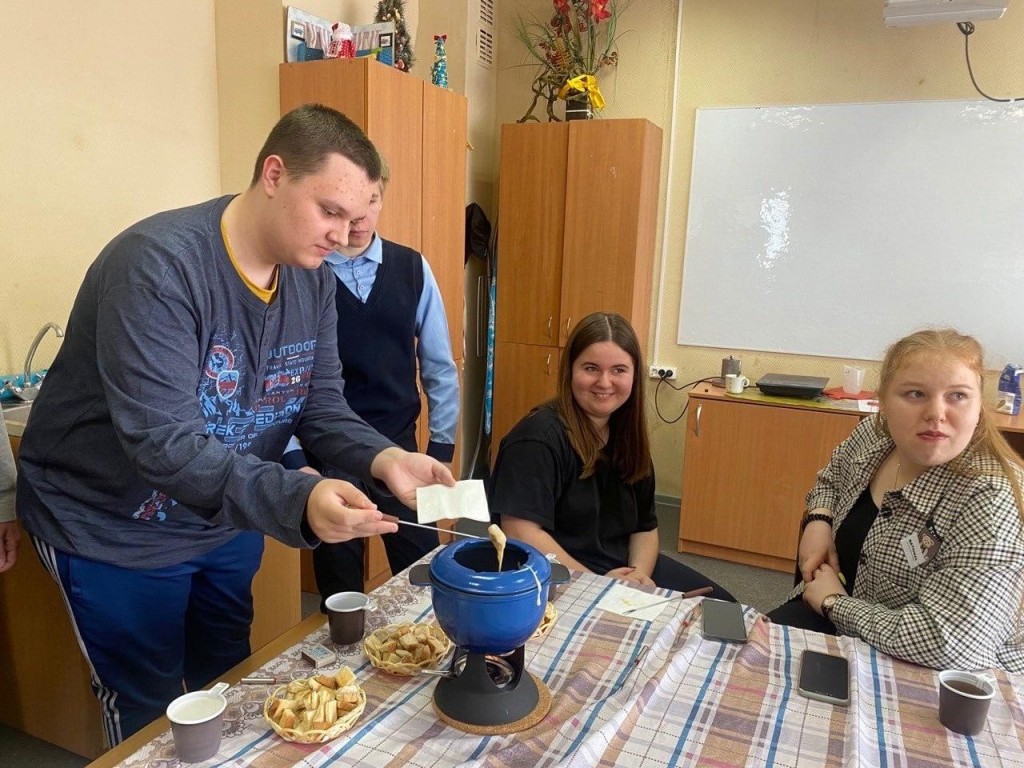 Секреты приготовления швейцарского шоколада и фондю изучают студенты ГСГУ Коломны