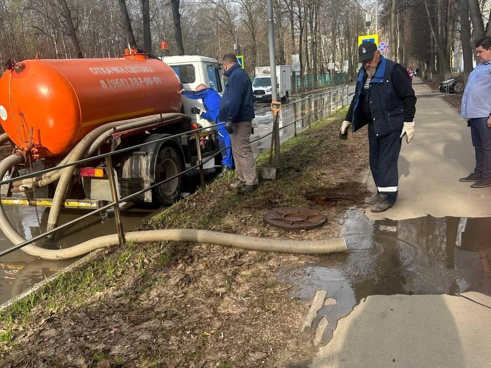 У пятой школы в Лобне устраняют прорыв трубы