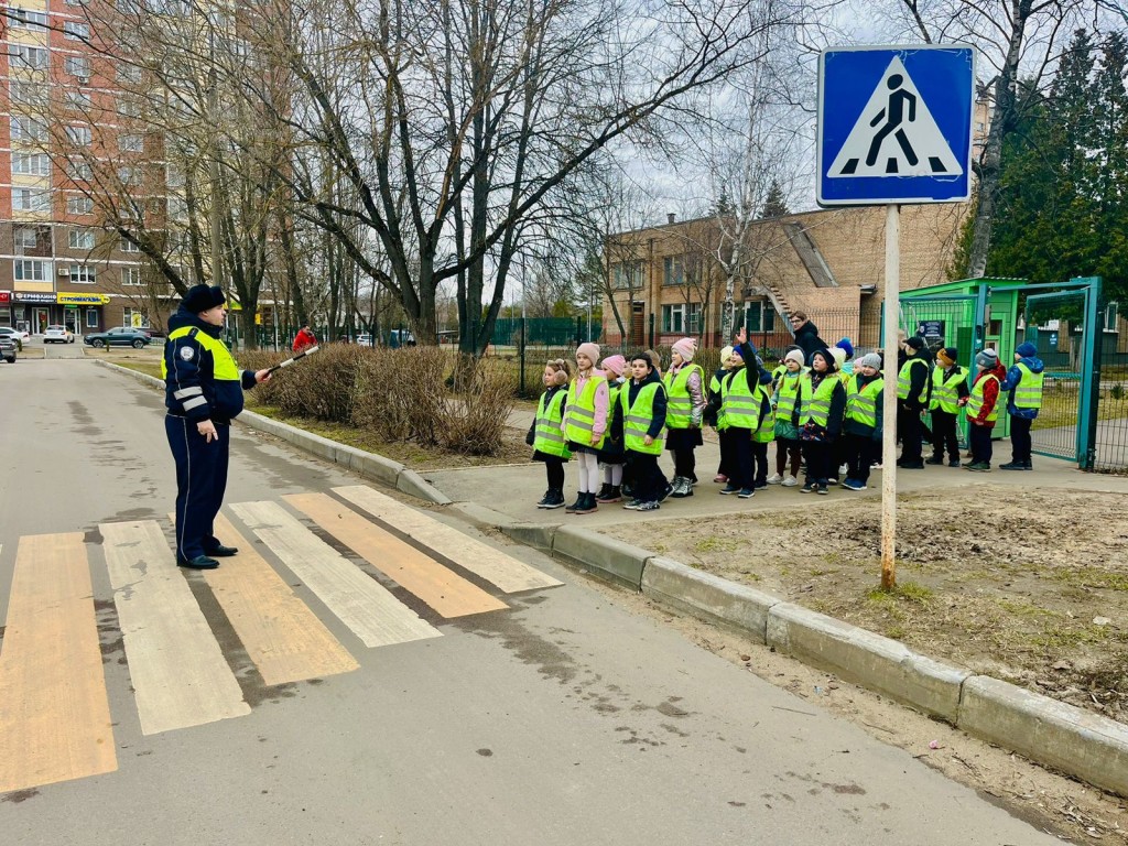Усвоить на практике: экскурсию по улицам города со школьниками провел госавтоинспектор