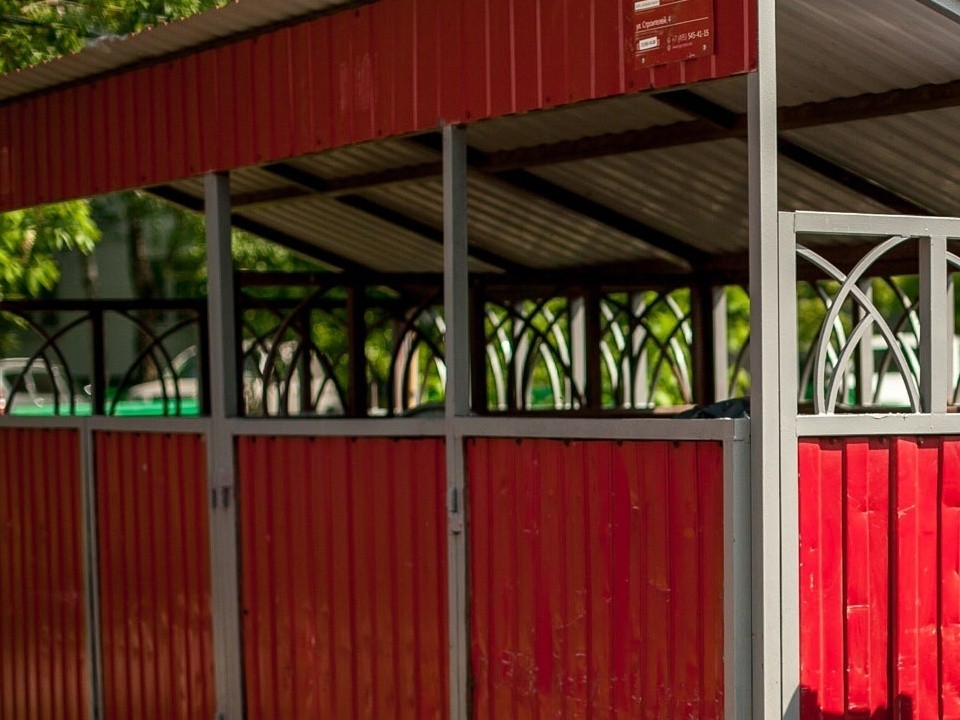 В рамках месяца чистоты в Химках моют контейнерные площадки специальными средствами